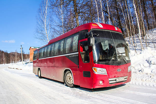 kia granbird - snow car winter road photos et images de collection