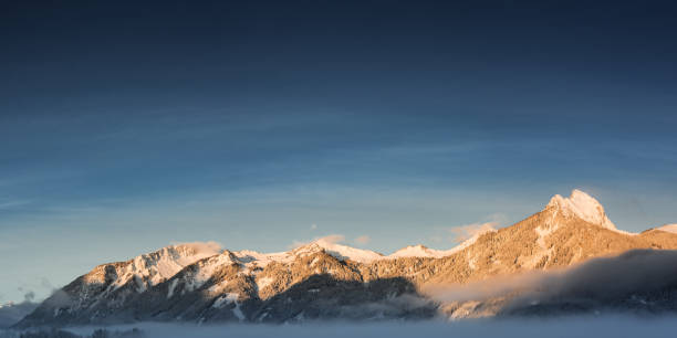 panorama di montagna hahnenkamm a catena in inverno all " alba - hahnenkamm foto e immagini stock