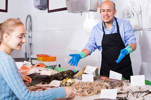 istock Customer buying cooled fish in fishery 514943610