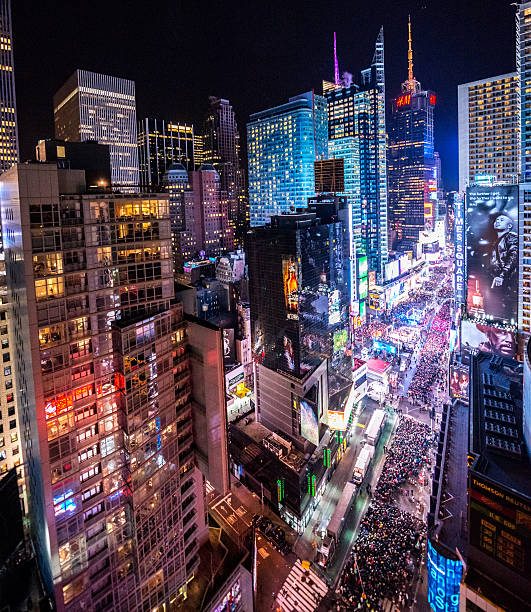 foule célébrant le nouvel an à times square, à new york - times square photos et images de collection