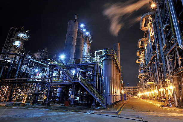 石油精製所 - refinery factory night petroleum ストックフォトと画像