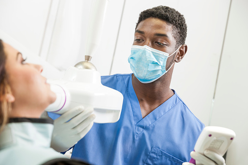 Joven negro dentista radiografías paciente de dientes photo
