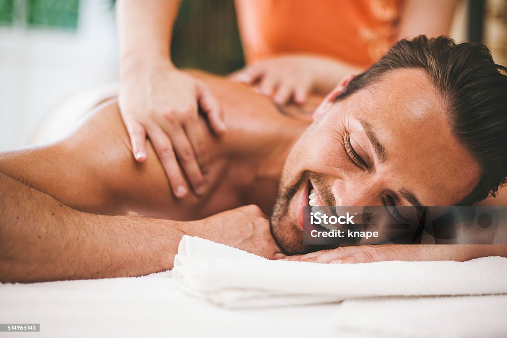 Mann immer eine massage im healthspa - Lizenzfrei Massieren Stock-Foto