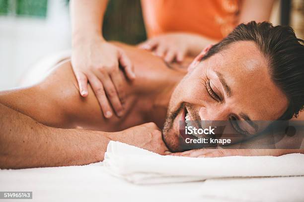 Mann Immer Eine Massage Im Healthspa Stockfoto und mehr Bilder von Massieren - Massieren, Männer, Glücklichsein