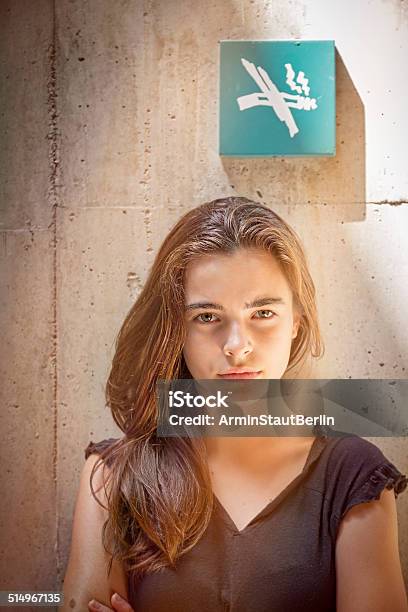 Streng Ein Teenagermädchen Mit Rauchverbot Stockfoto und mehr Bilder von Rauchverbotsschild - Rauchverbotsschild, Altertümlich, Autorität