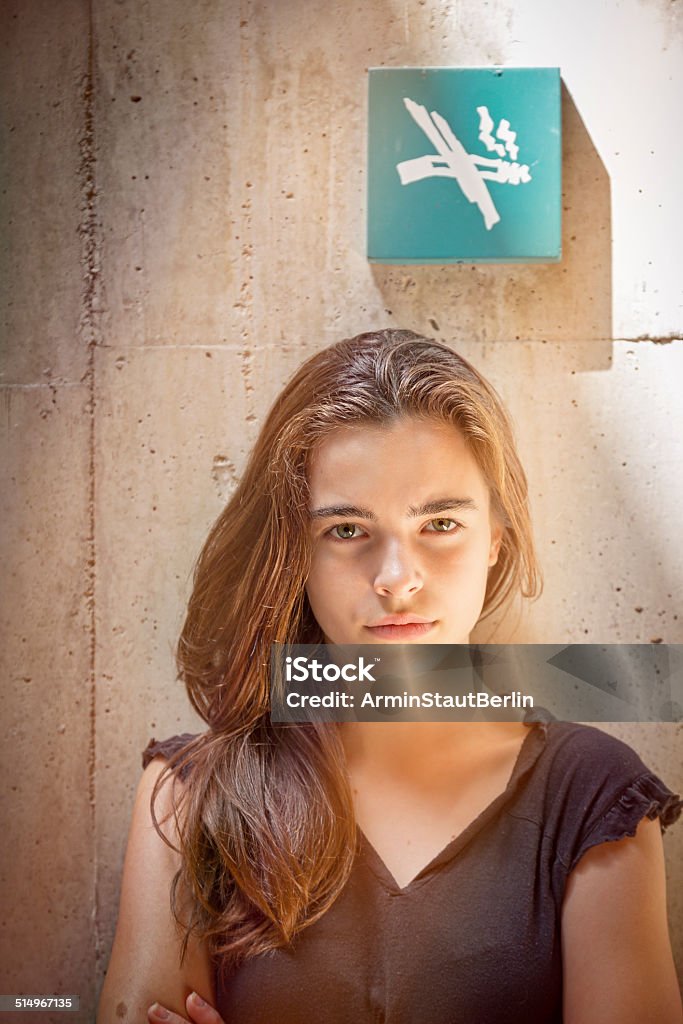 Estritamente olhando "adolescente com uma placa de proibido fumar - Foto de stock de Adolescente royalty-free Estritamente olhando "adolescente com uma placa de proibido fumar - Foto de stock de Adolescente royalty-free