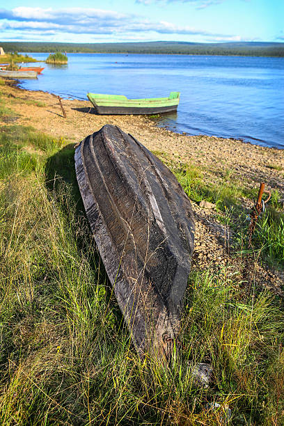 деревянные лодки на берегу озера - rowboat river lake nautical vessel стоковые фото и изображения