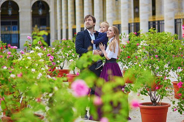 szczęśliwa rodzina z trzech w paryżu na letni dzień - royal baby zdjęcia i obrazy z banku zdjęć