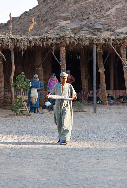 beduínos não identificada na parte antiga de hurghada - headscarf islam senior adult east - fotografias e filmes do acervo