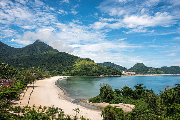 angra playa cerca de la planta de energía nuclear, rio de janeiro - environment risk nuclear power station technology fotografías e imágenes de stock