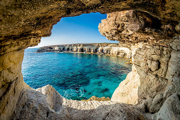 пещеры море вблизи агия напа, кипр - средиземное море стоковые фо�то и изображения