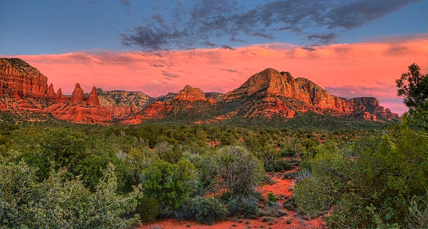 coucher de soleil à couthouse butte à sedona - mountain sedona arizona southwest usa photos et images de collection