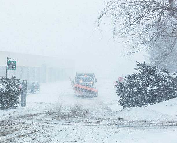 arado de nieve camión de salir de la autopista departamento de estacionamiento - snowplow snow parking lot truck fotografías e imágenes de stock