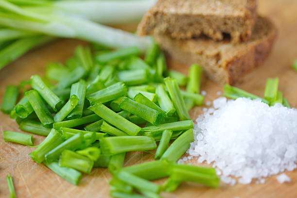 весенний лук, соли и ржаной хлеб - salt ingredient rough food стоковые фото и изображения