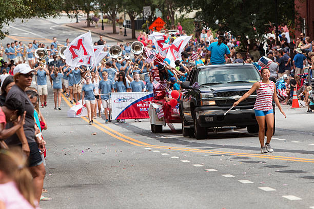 alta escola banda filarmónica e veteranos majorette efectuar em desfile - parade band imagens e fotografias de stock