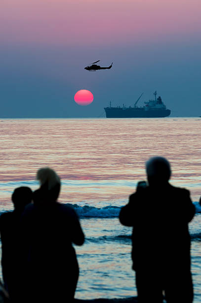 바다빛, 배송, 일몰, 헬리콥터, 실루엣 - skydiving parachute parachuting helicopter 뉴스 사진 이미지