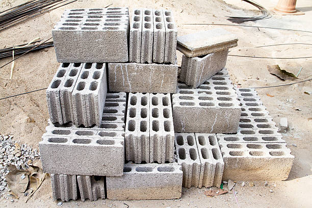 briques fait de concret pour construction de maisons et clôtures - hollow gray pattern wall photos et images de collection