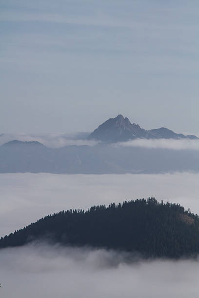 leitzach valle in autunno nebbia - inversion layer foto e immagini stock