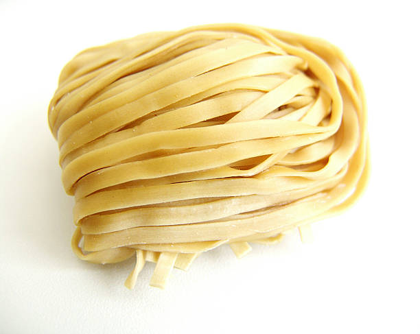 spesso gli spaghetti all'uovo, asciutto - gold carbohydrate food food and drink foto e immagini stock