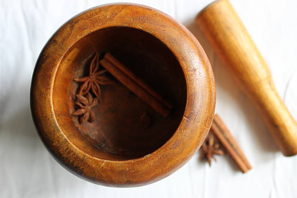 pilon - cardamom cinnamon mortar and pestle herb photos et images de collection