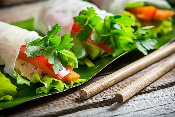 春巻き、野菜、チキン - rolled up rice food vietnamese cuisine ストックフォトと画像