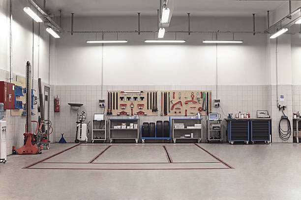 авторемонтная мастерская отделение с механик в фоне - garage стоковые фото и изображения