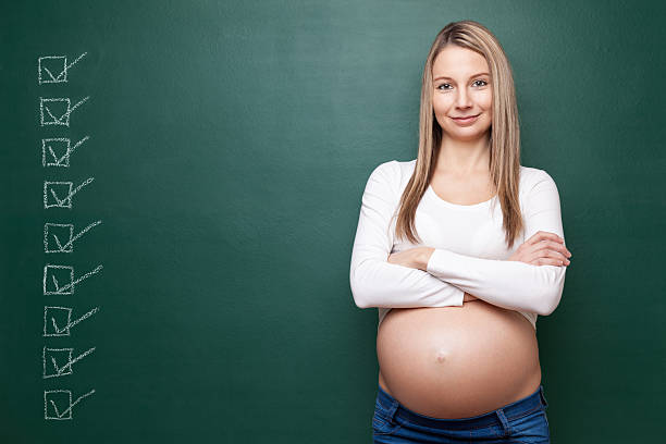 mulher grávida e um quadro negro com copyspace - to do list organization life family imagens e fotografias de stock