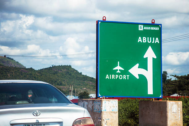 znak drogowy-abuja, nigerii. - nigeria africa abuja landscape zdjęcia i obrazy z banku zdjęć