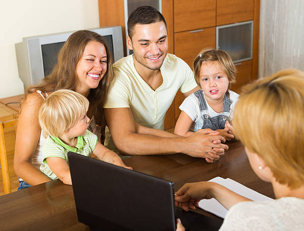 家族と社会的関係の職業 - insurance agent service child family ストックフォトと画像