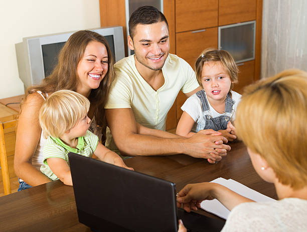 istock Family with social worker 515013547