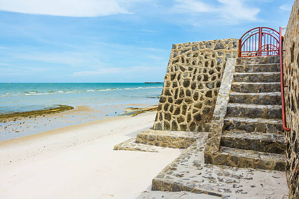 istock Stairs to the beach 515015127