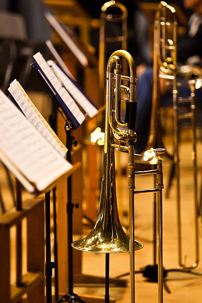 rombone en el soporte - brass instrument jazz brass trumpet fotografías e imágenes de stock