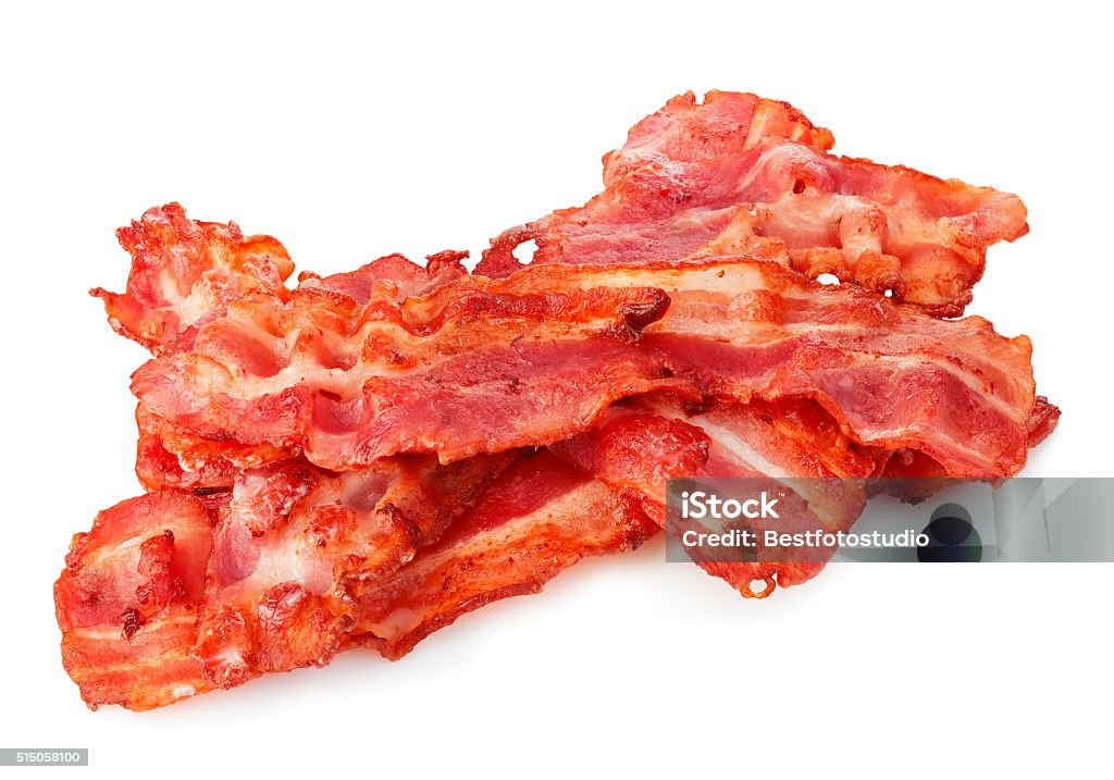 Preparado tocino torreznos Close-up aislado sobre un fondo blanco. - Foto de stock de Tocino ahumado libre de derechos