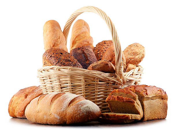 плетеная корзина с различными выпечки продуктов изолирован на белом - bread bread basket basket whole wheat стоковые фото и изображения