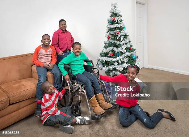 Weihnachtsbaum Mit Kindern Stockfoto und mehr Bilder von Afrikanischer Abstammung - Afrikanischer Abstammung, Afro-amerikanischer Herkunft, Andersfähigkeiten