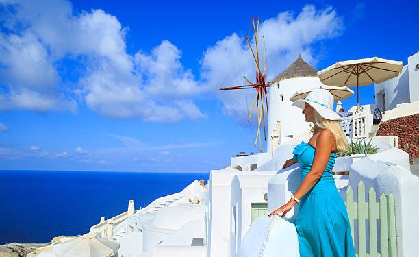 mulher loira admiro a beleza de santorini - scenics multi colored greece blue - fotografias e filmes do acervo