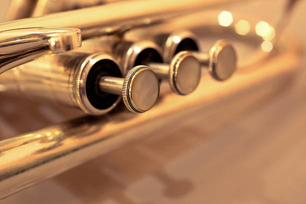 detail trompete, nahaufnahme - brass instrument trumpet classical music flugelhorn stock-fotos und bilder