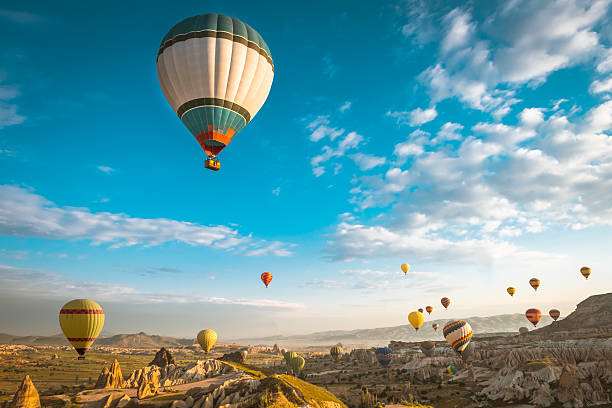 mongolfiera volare sopra cappadocia, turchia - inflating balloon blowing air foto e immagini stock