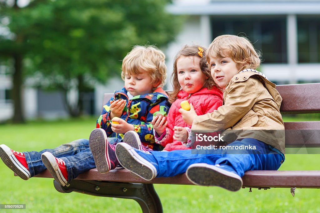 Drei Kinder: Zwei kleinen Brüdern und Schwestern umarmen eine - Lizenzfrei 2-3 Jahre Stock-Foto