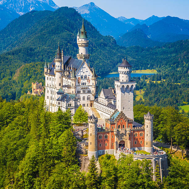 famoso castello di neuschwanstein con il paesaggio di montagna paesaggio vicino a - neuschwanstein foto e immagini stock