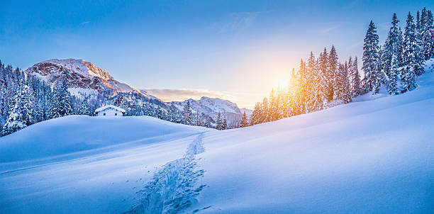 winterlandschaft in den alpen mit berg chalet ein sonnenuntergang - tourism panoramas winter travel locations stock-fotos und bilder