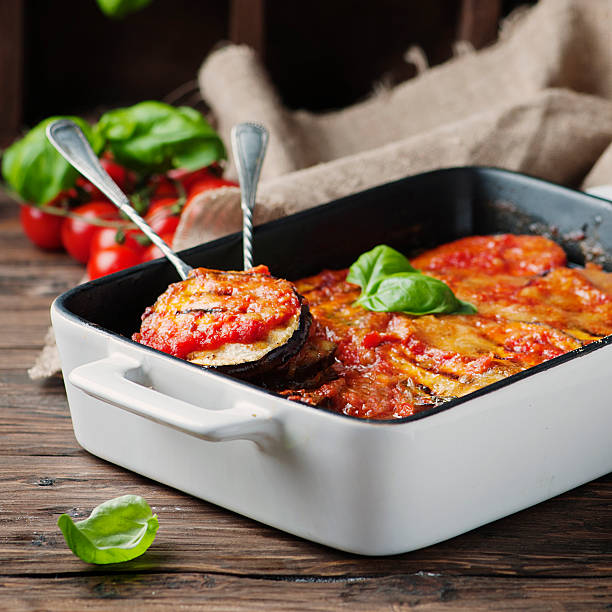 tradycyjne dania kuchni włoskiej parmigiana z eggplant - eggplant parmesan cheese baked cheese zdjęcia i obrazy z banku zdjęć