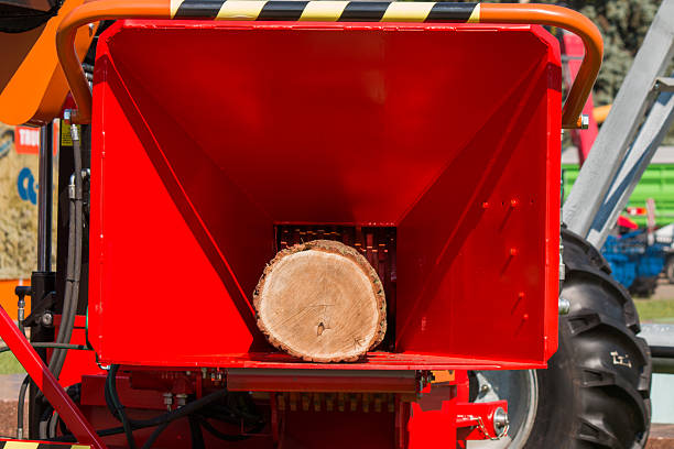 rouge nouveau reçu la bouche de bois gai avec démonstration de connexion - broyeur de branches photos et images de collection