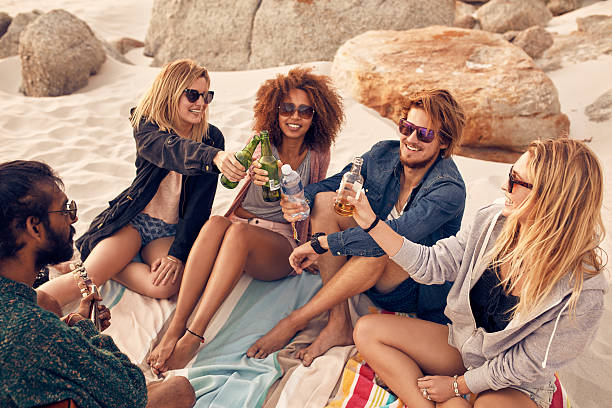 istock Best friends drinking beer at the beach 515077240