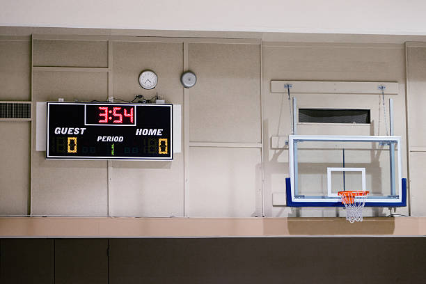 cesta de basquete e painel de avaliação em um ginásio de escola - school sport high up tall - fotografias e filmes do acervo