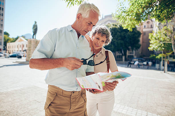starsza para próbuje odczytać ulica mapy - reading map zdjęcia i obrazy z banku zdjęć