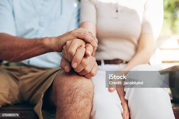 Liebende Paar Sitzen Zusammen Und Halten Die Hände Stockfoto und mehr Bilder von Hände halten - Hände halten, Seniorenpaar, Ehefrau