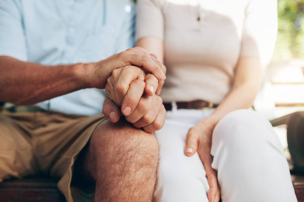 couple assis ensemble et en tenant les mains - holding hands couple senior couple togetherness photos et images de collection