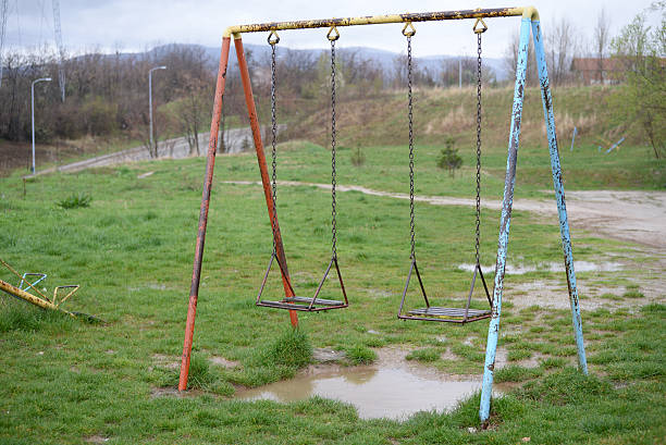 balanço que s'esqueceu de tomar. - swing playground empty abandoned imagens e fotografias de stock