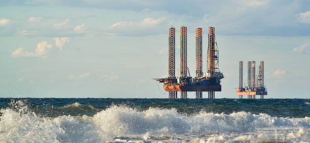 mare stazione di gas in mare - oil rig sea oil storm foto e immagini stock